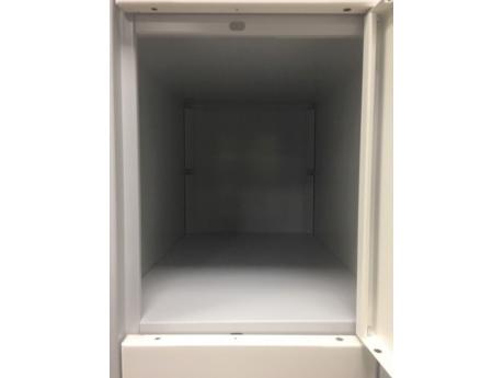 Schließfachschrank Grüne Linie mit Sockel - fünf Fächer übereinander - 3 Abteile 300mm Abteilbreite