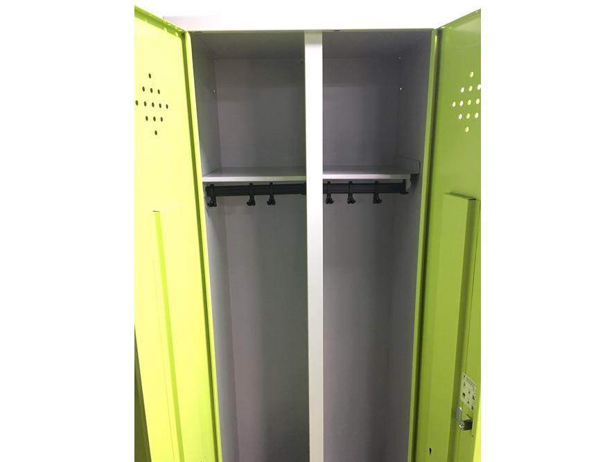 Spind nach Arbeitsstättenrichtlinien Grüne Linie mit Sitzbankuntergestell - Für 1 Person 2x400mm Abteilbreite