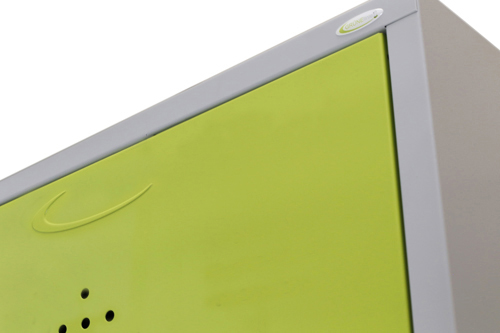 Spind nach Arbeitsstättenrichtlinien Grüne Linie mit Sockel - für 1 Person 2x300mm Abteilbreite