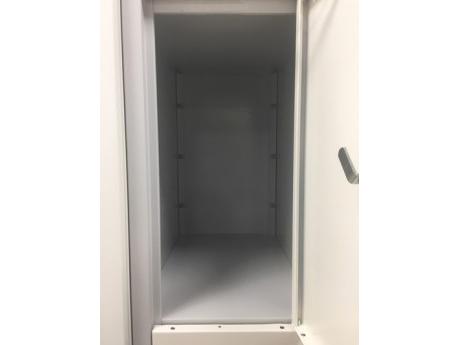 Schließfachschrank Grüne Linie mit Sockel - drei Fächer übereinander - 2 Abteile 400mm Abteilbreite