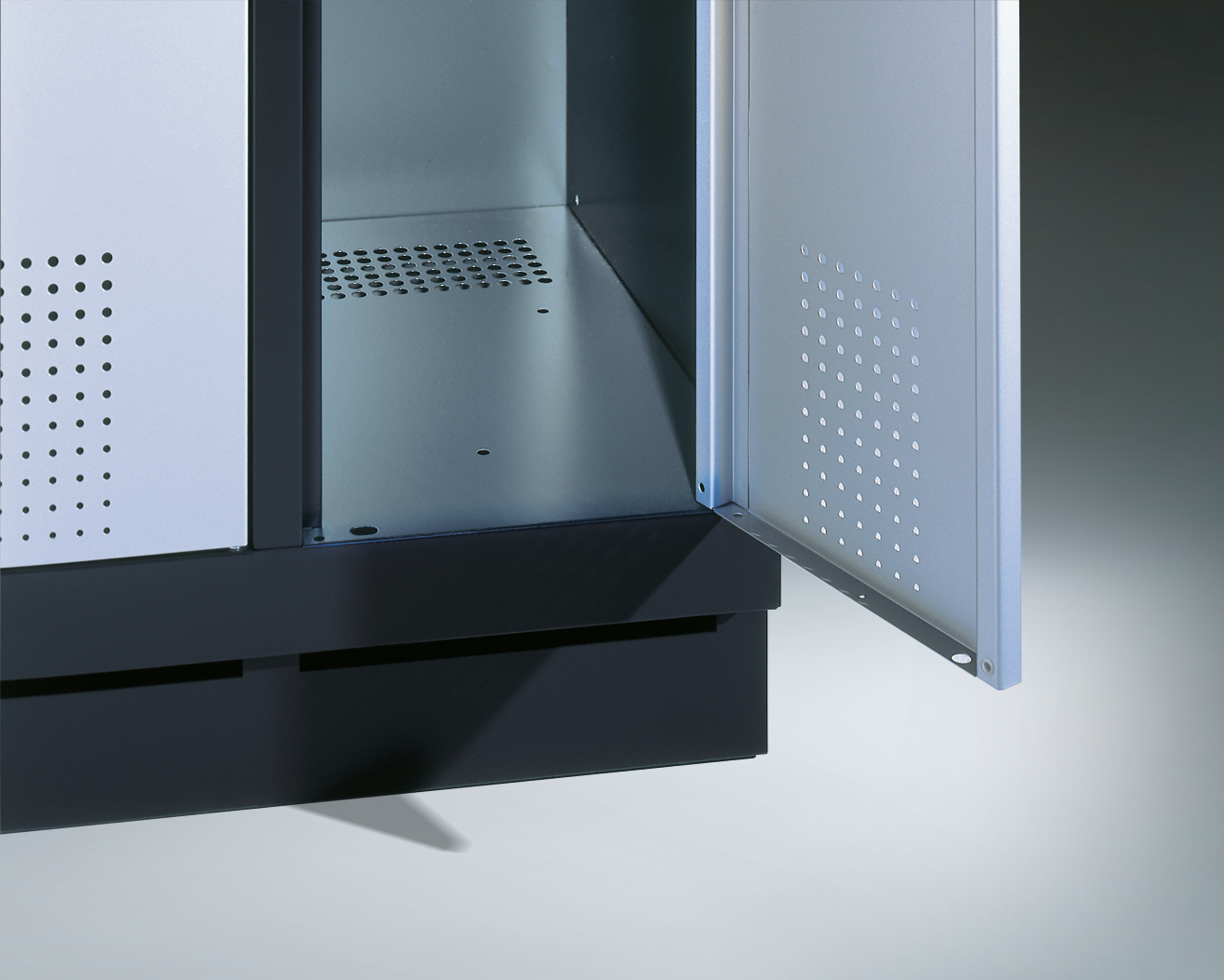 Schließfachschrank S3000 Evolo drei Fächer übereinander - 2 Abteile 400mm Abteilbreite