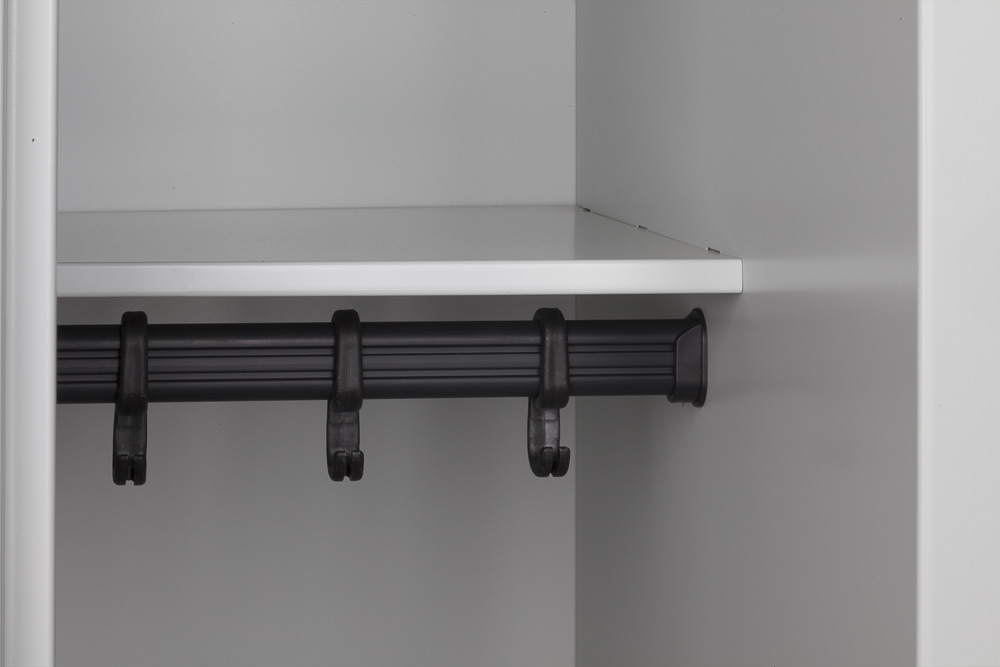 Spind nach Arbeitsstättenrichtlinien Grüne Linie mit vorgebauter Sitzbank- Sür 2 Person 4x400mm Abteilbreite